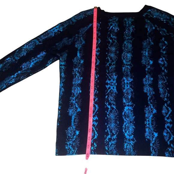 Brodie Fine Cashmere Blue Python Snake Long Sleeve Crewneck Sweater - Picture 4 of 5